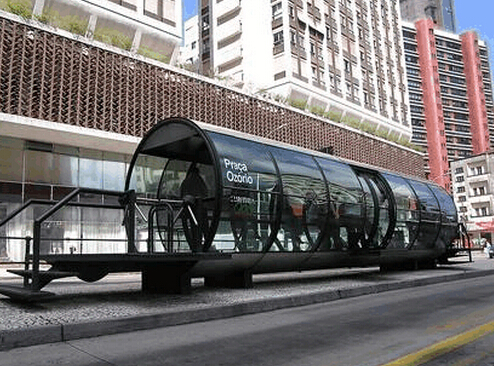公交站台厂家的另类设计：玻璃房公交站台