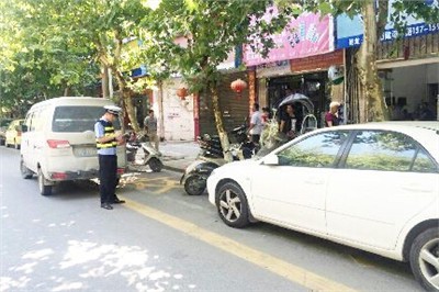 私家车“霸占”公交候车亭,罚! 私家车“霸占”公交候车亭,罚!